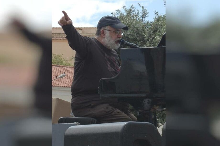 Θάνος Μικρούτσικος