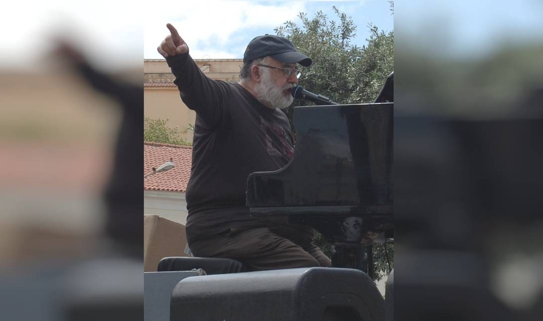 Θάνος Μικρούτσικος