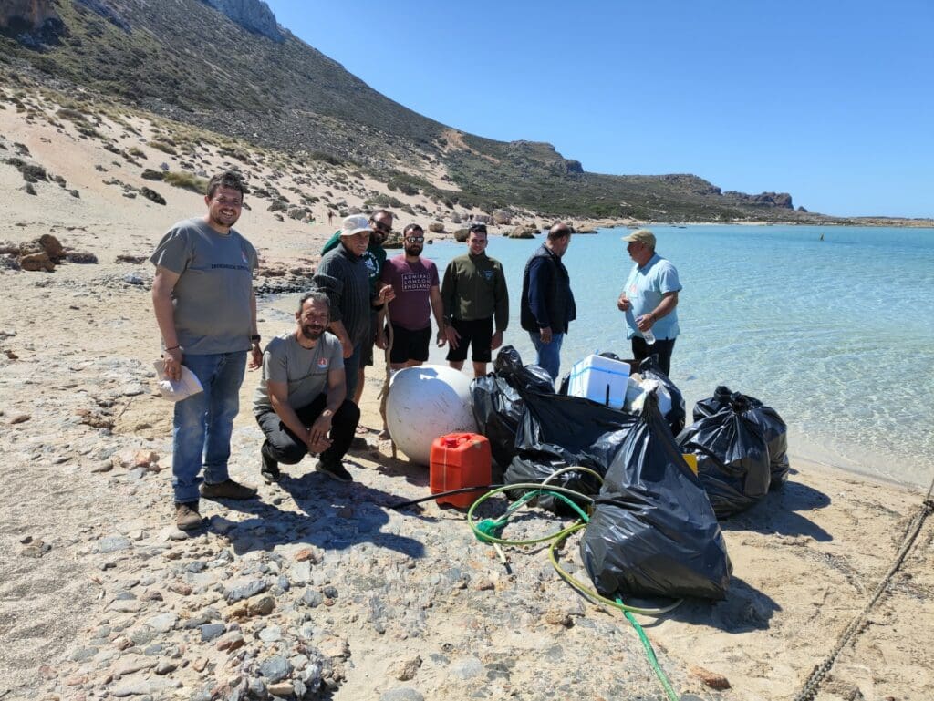 Χανιά: Εθελοντές καθάρισαν την ακτή της παραλίας Μπάλου 