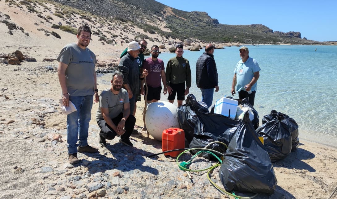 Χανιά: Εθελοντές καθάρισαν την ακτή της παραλίας Μπάλου