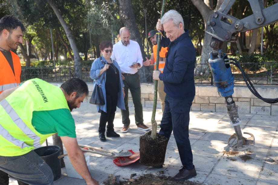 Αυτοψία του Αλέξη Καλοκαιρινού στις φυτεύσεις νέων δένδρων στο πάρκο Γεωργιάδη