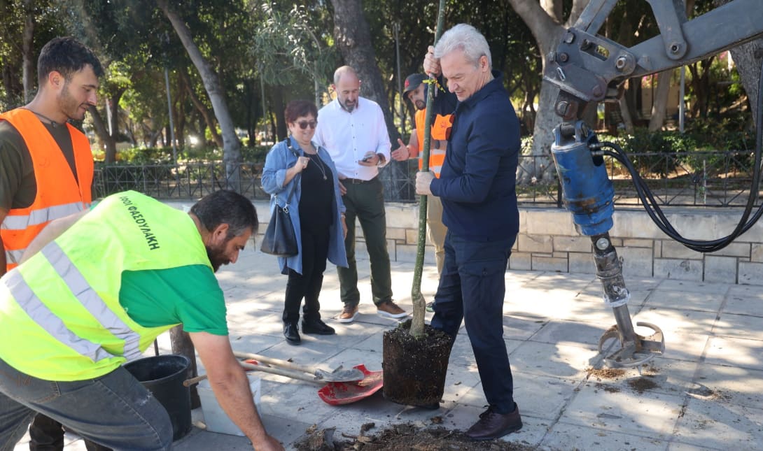 Αυτοψία του Αλέξη Καλοκαιρινού στις φυτεύσεις νέων δένδρων στο πάρκο Γεωργιάδη
