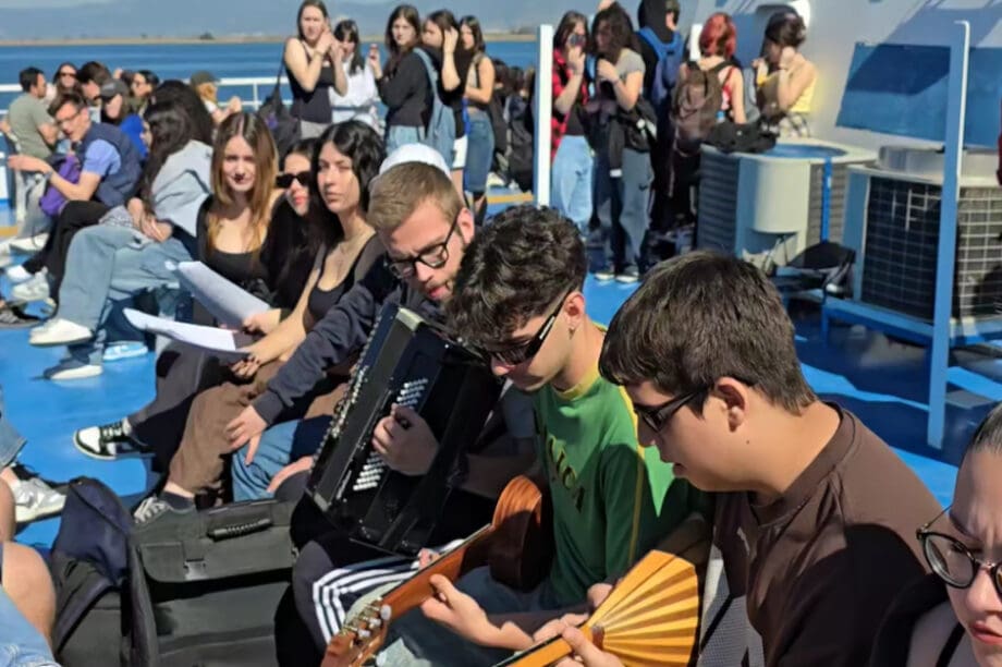 Μαθητές ταξίδεψαν μουσικά στο πλοίο (βίντεο)