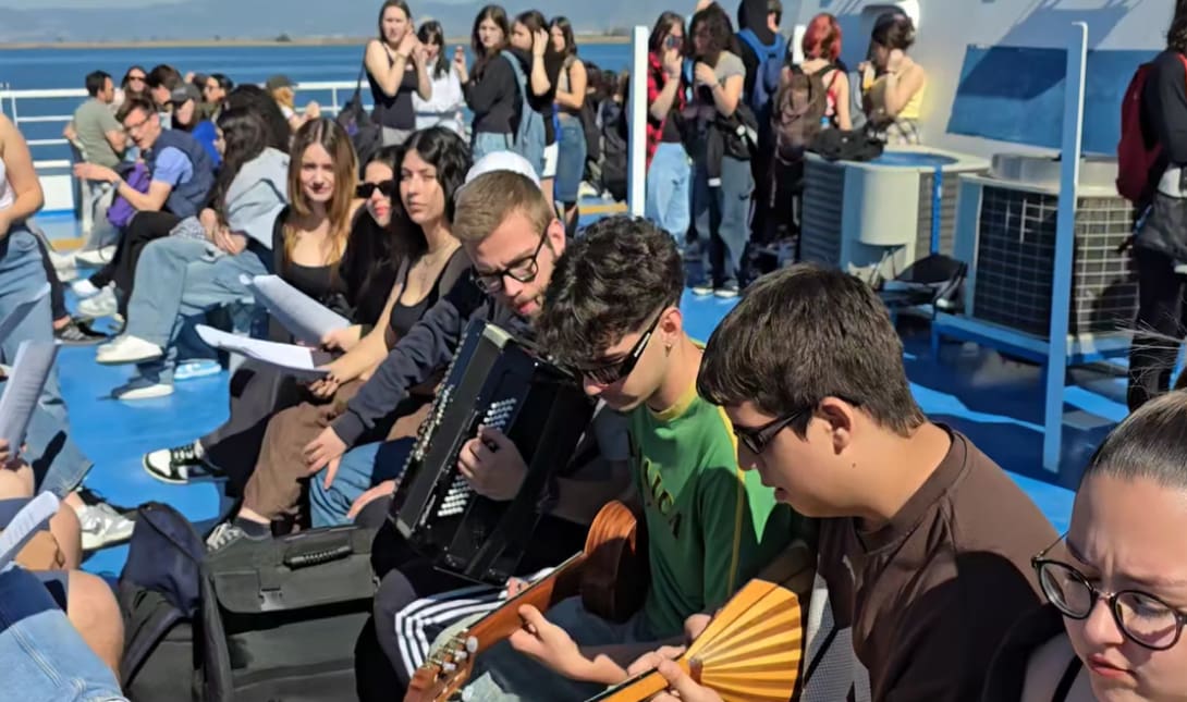 Μαθητές ταξίδεψαν μουσικά στο πλοίο (βίντεο)