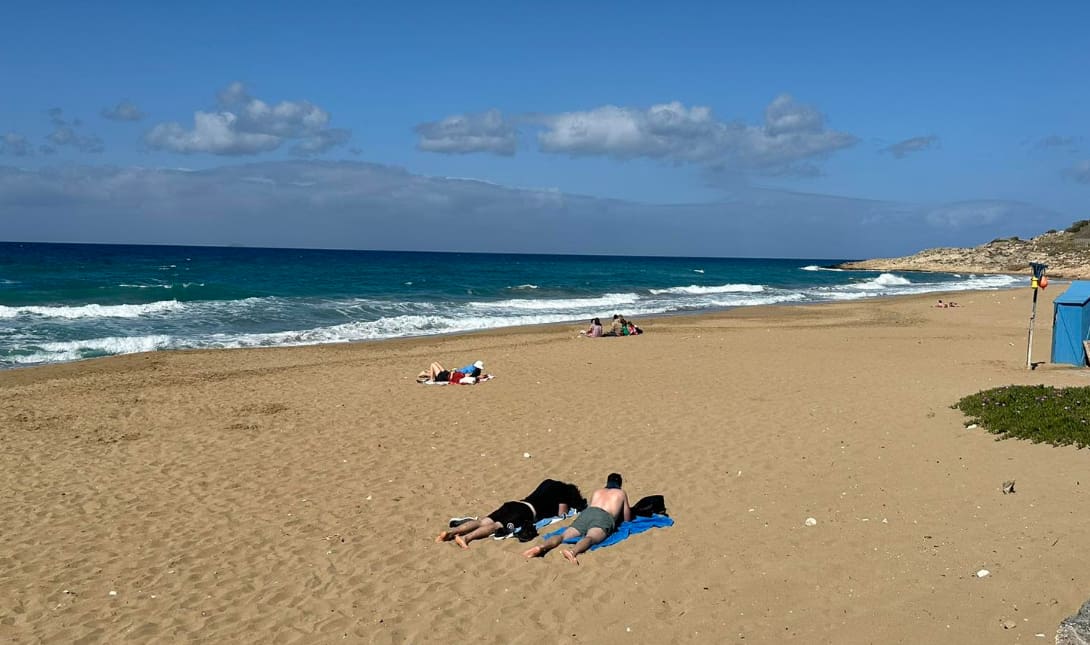 Ηράκλειο: Άδειες οι παραλίες παρά τον καλό καιρό