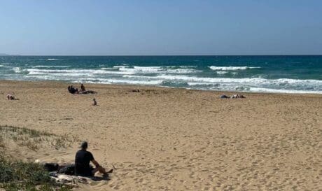Ηράκλειο: Άδειες οι παραλίες παρά τον καλό καιρό