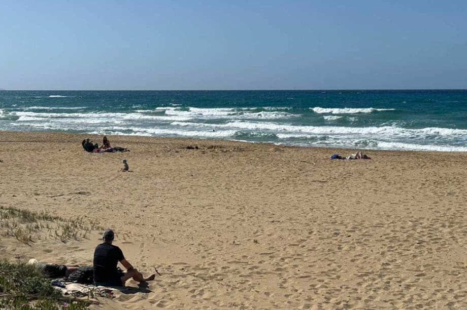 Ηράκλειο: Άδειες οι παραλίες παρά τον καλό καιρό