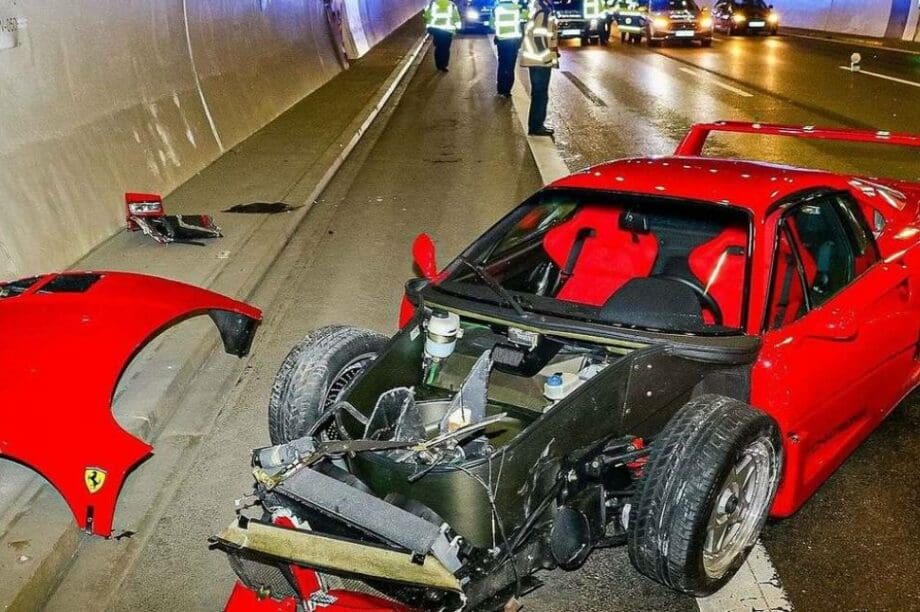 ferrari προσκρουση σε τοιχο