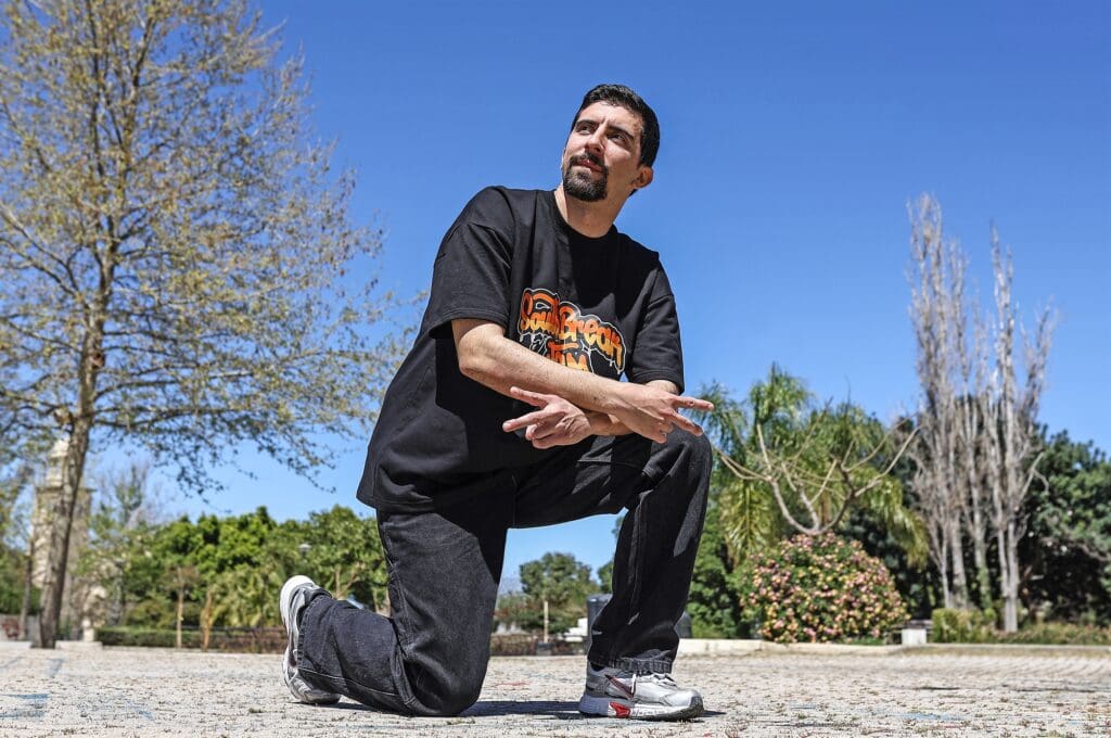 Breakdance και παραδοσιακά χορεύει ο Μάνος Κατσιαδάκης, που διδάσκει και σε σχολές, ενώ έχει ιδρύσει και ένα δυναμικό φεστιβάλ, το Southbreak. [ΝΙΚΟΣ ΚΟΚΚΑΛΙΑΣ] kathimerini.gr