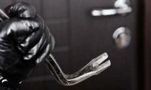 Αρκαλοχώρι: Μπήκε για να κλέψει αλλά έπεσε πάνω στην τζαμαρία και άφησε τα κλοπιμαία