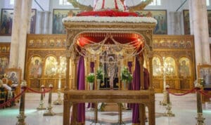 Τι να φορέσω στον Επιτάφιο – Εμφάνιση με σεβασμό και στυλ