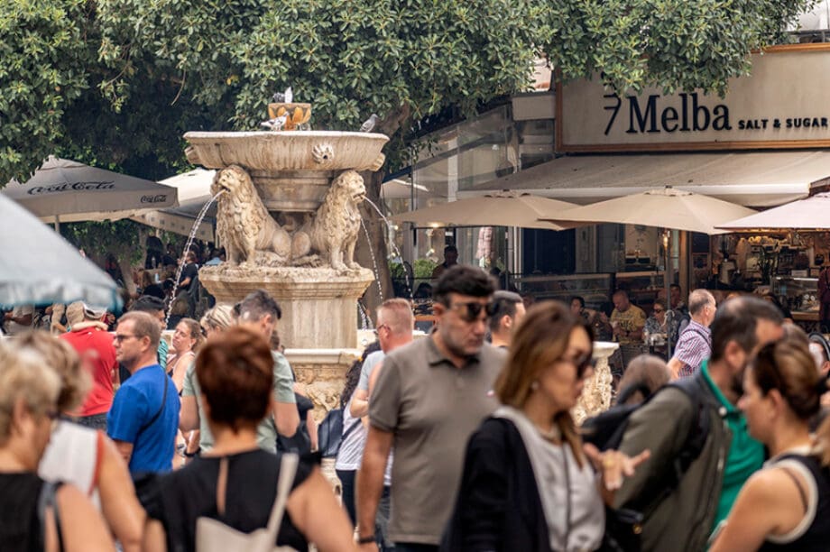 κόσμος τουρίστες λιοντάρια Ηράκλειο