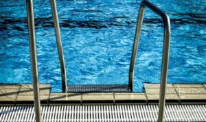 Παραλίγο τραγωδία στην Αμμουδάρα: 3,5 ετών αγόρι κινδύνευσε να πνιγεί – Πώς σώθηκε μετά από την πτώση