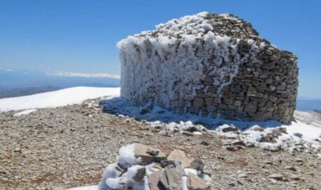 Χιονισμένο το εκκλησάκι του Τίμιου Σταυρού στον Ψηλορείτη