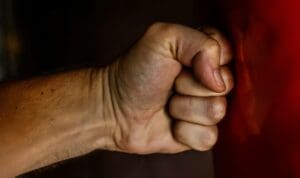 Αναστάτωση στο Ηράκλειο: Επιτέθηκε στην μητέρα του μέσα στο κομμωτήριό της!