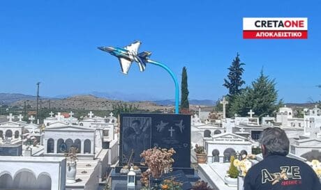 Ένα F-16 πάνω από το μνήμα του πιλότου Μανώλη Γαρεφαλάκη