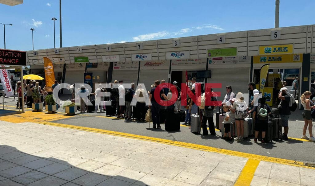 Πάνε κι έρχονται οι τουρίστες στο αεροδρόμιο Ηρακλείου