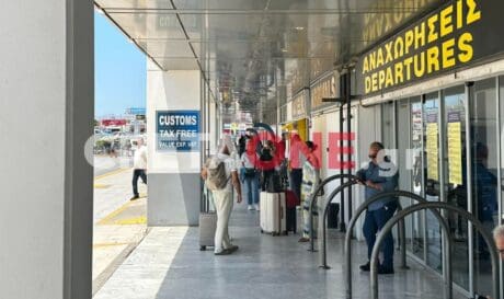 Πάνε κι έρχονται οι τουρίστες στο αεροδρόμιο Ηρακλείου