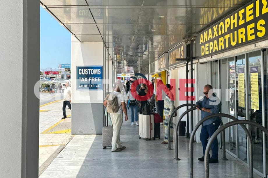 Πάνε κι έρχονται οι τουρίστες στο αεροδρόμιο Ηρακλείου