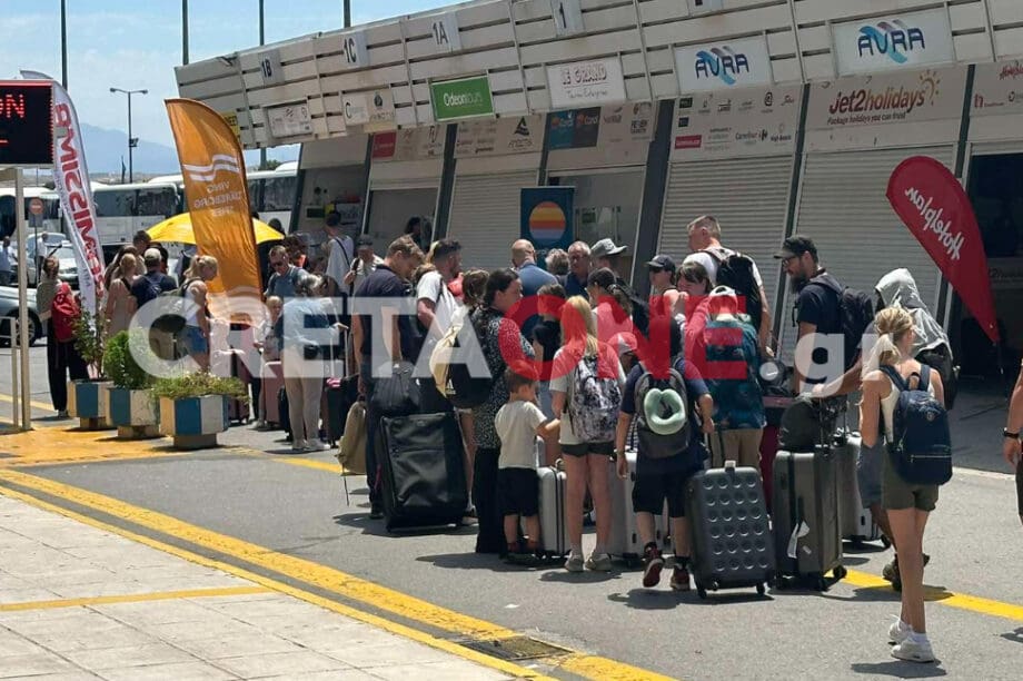 Πάνε κι έρχονται οι τουρίστες στο αεροδρόμιο Ηρακλείου