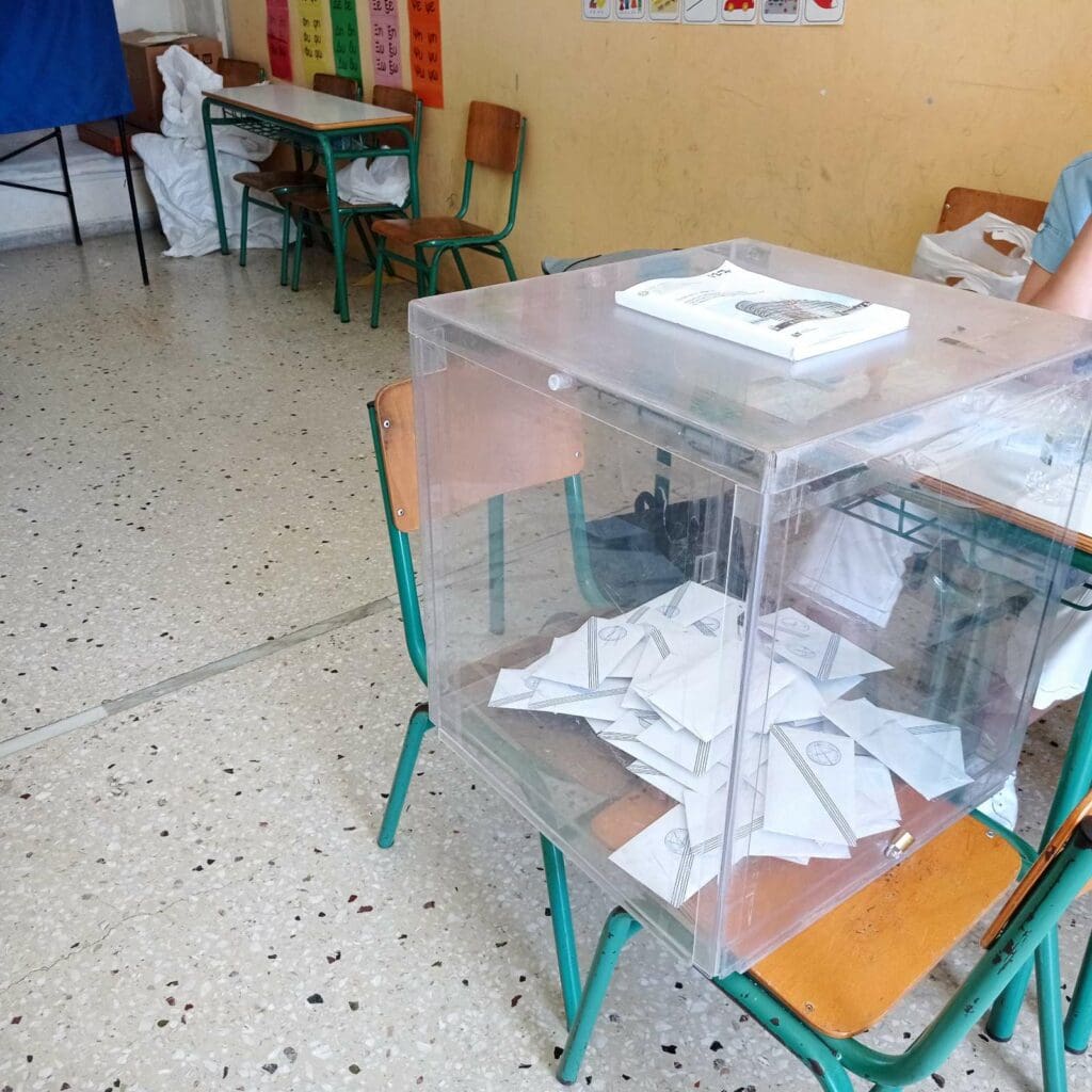 Ομαλά, αλλά με απουσίες στις εφορευτικές, οι εκλογές στο Ηράκλειο