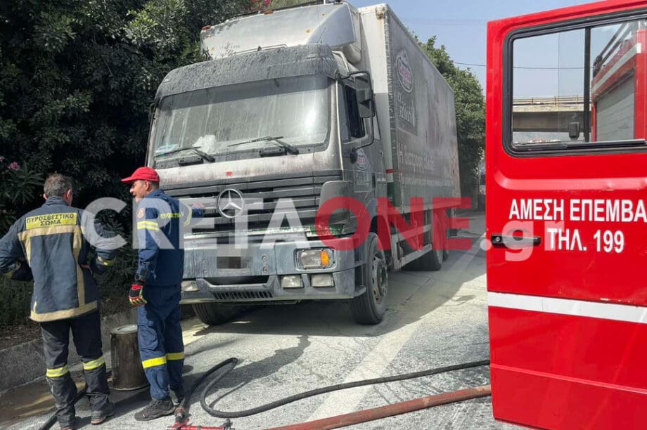 Φορτηγό πήρε φωτιά μέσα στην εθνική οδό
