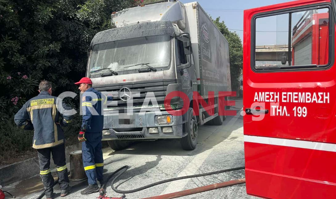 Φορτηγό πήρε φωτιά μέσα στην εθνική οδό