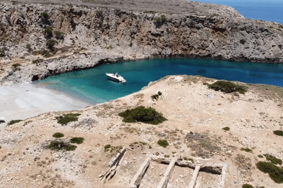 Μένιες παραλία