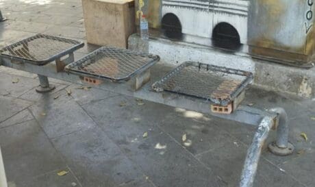 Είναι... έξυπνα τα τούβλα στο παγκάκι;