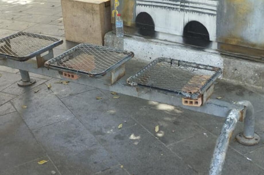 Είναι... έξυπνα τα τούβλα στο παγκάκι;