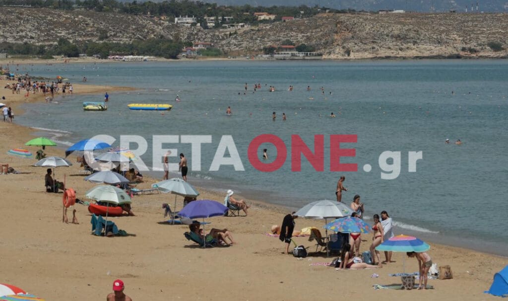 Ο καύσωνας τους έστειλε στις παραλίες
