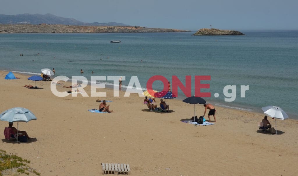 Ο καύσωνας τους έστειλε στις παραλίες