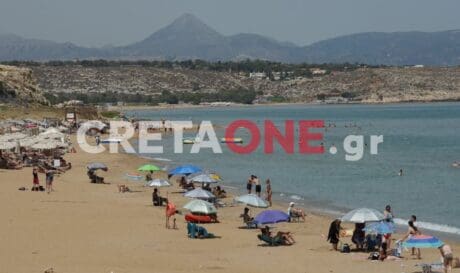 Ο καύσωνας τους έστειλε στις παραλίες