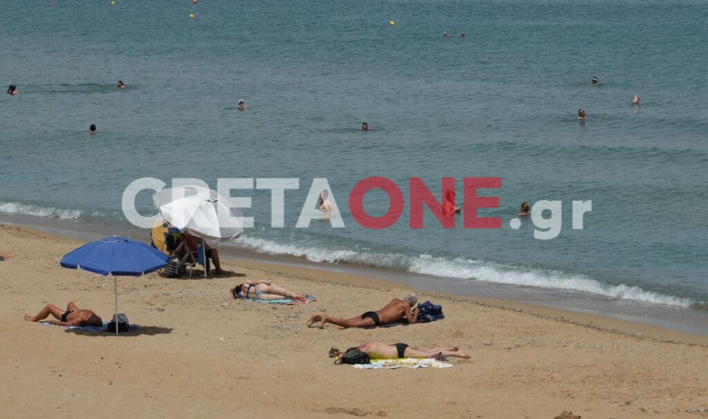 Ο καύσωνας τους έστειλε στις παραλίες