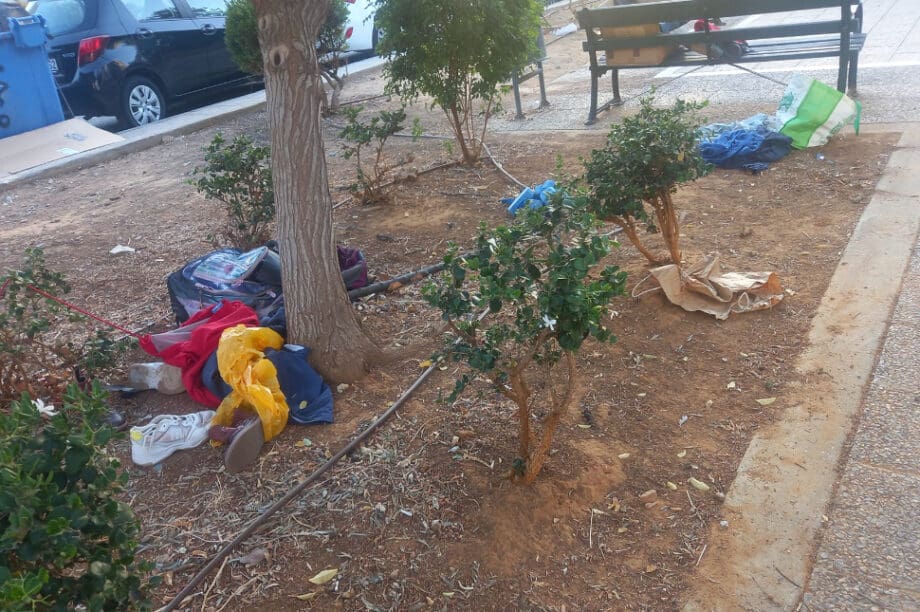 Πέταξαν ρούχα και παπούτσια μέσα στο πάρκο