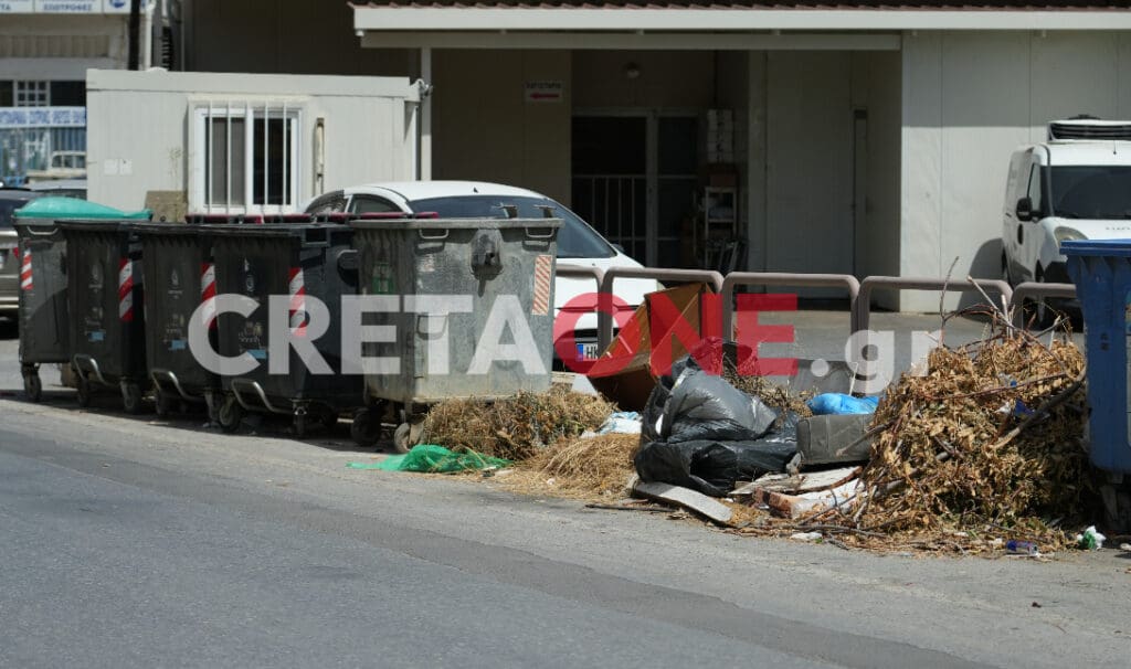 Κλαδιά, μπάζα και... φάρμακα έκαναν τη γειτονιά χαβούζα
