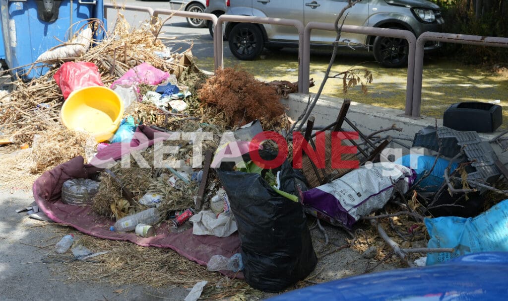 Κλαδιά, μπάζα και... φάρμακα έκαναν τη γειτονιά χαβούζα