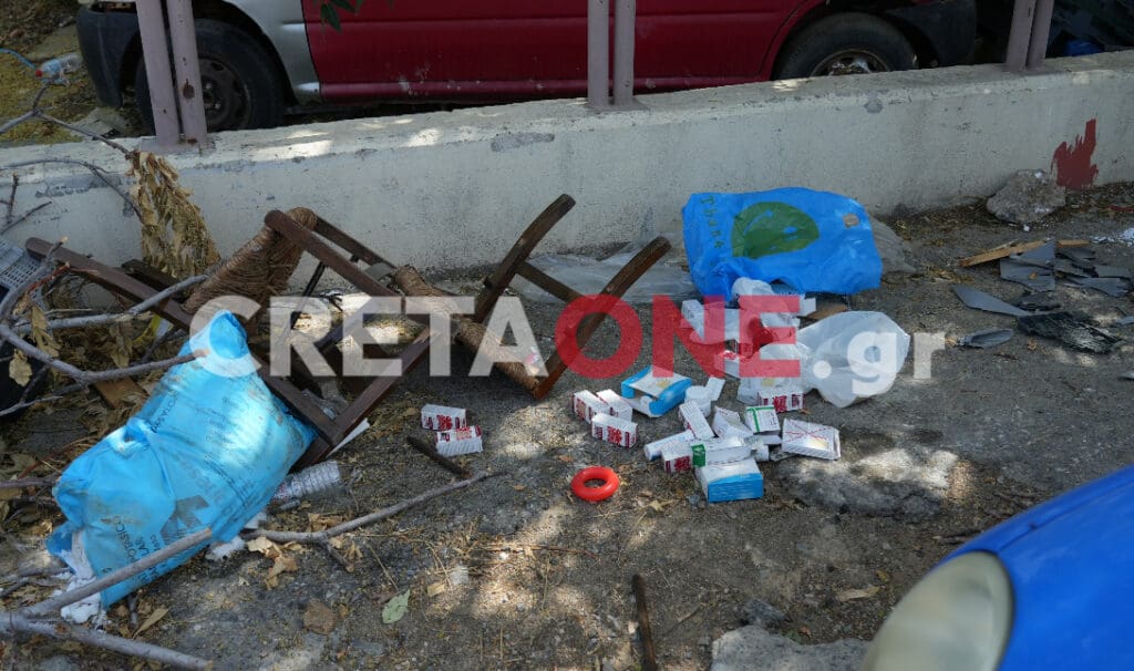 Κλαδιά, μπάζα και... φάρμακα έκαναν τη γειτονιά χαβούζα