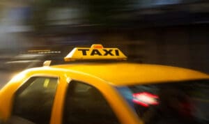 Άγνωστος πυροβόλησε με αεροβόλο ταξί στο κέντρο του Βόλου