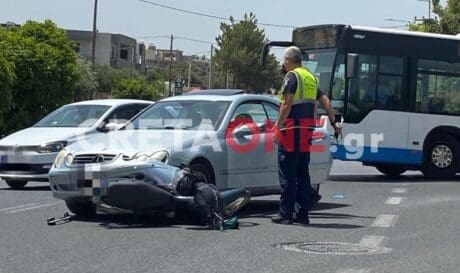 Το μηχανάκι «καρφώθηκε» στο αυτοκίνητο