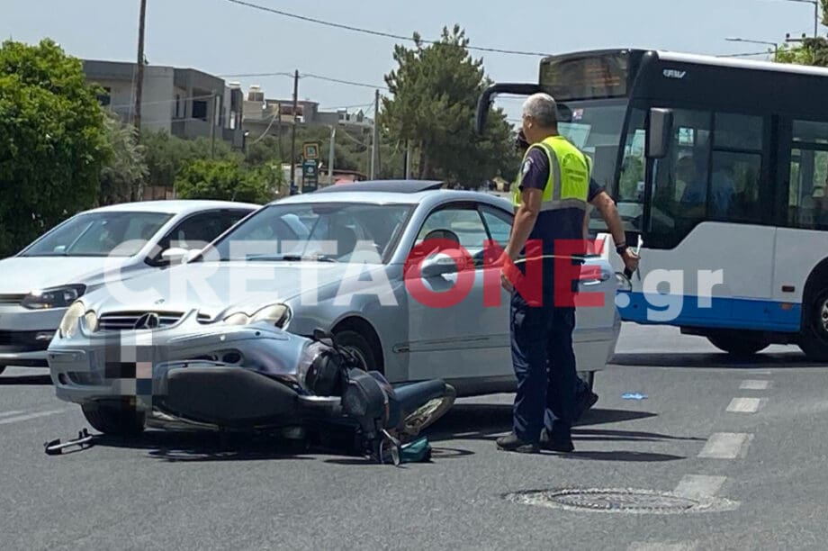 Το μηχανάκι «καρφώθηκε» στο αυτοκίνητο