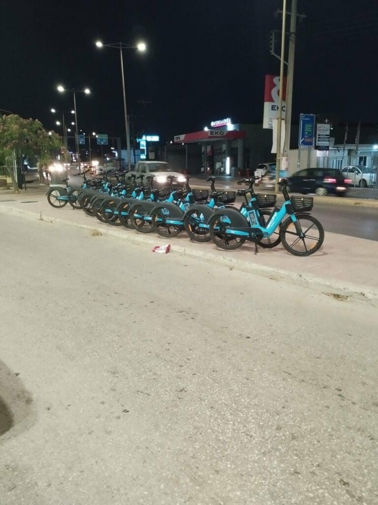 Ηράκλειο: Η νησίδα για τους πεζούς έγινε πάρκινγκ για τα ηλεκτρικά ποδήλατα