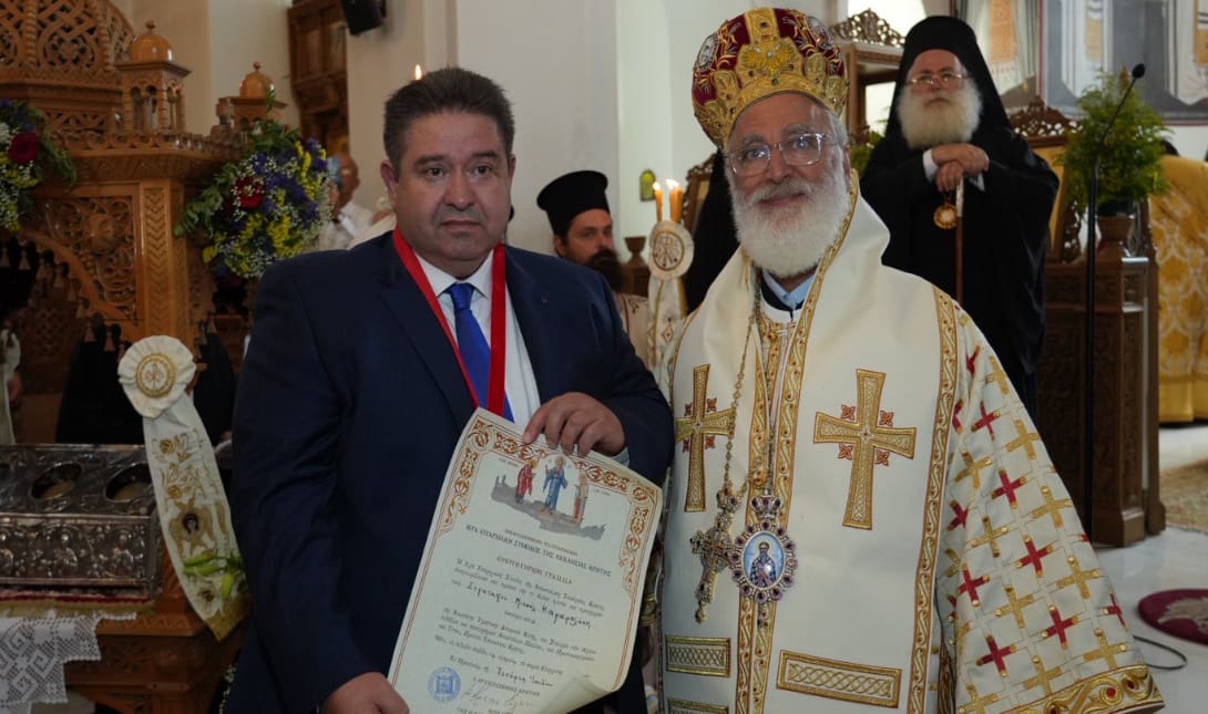 Ανώτατη τιμητική διάκριση για τον Μιχάλη Καραμαλάκη από την Εκκλησία της Κρήτης