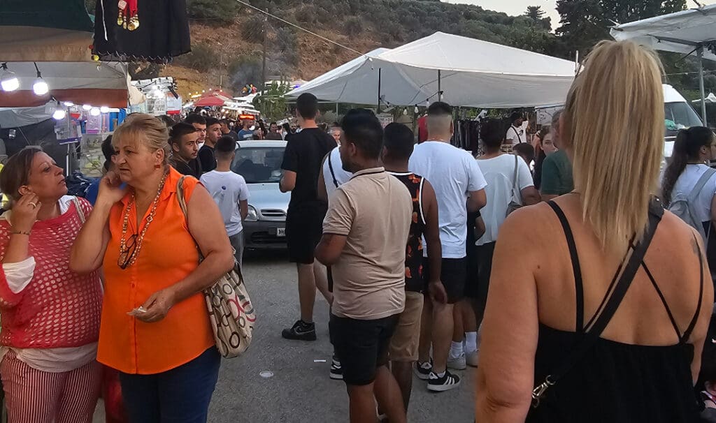 Αγία Μαρίνα - Βόνη: Πέρασε με το ΙΧ ανάμεσα από χιλιάδες πιστούς