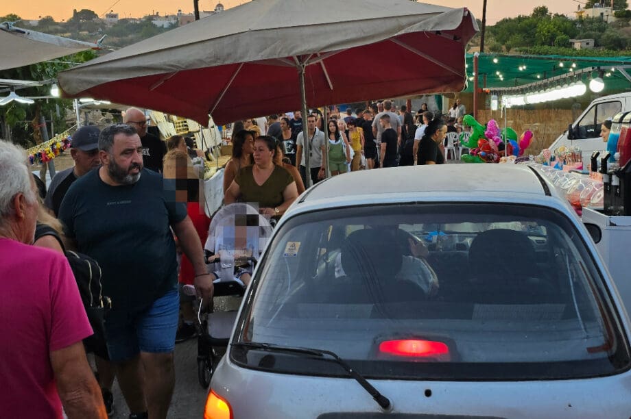 Αγία Μαρίνα - Βόνη: Πέρασε με το ΙΧ ανάμεσα από χιλιάδες πιστούς