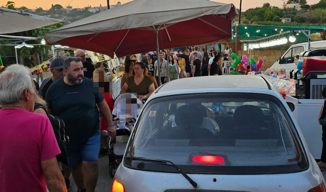 Αγία Μαρίνα - Βόνη: Πέρασε με το ΙΧ ανάμεσα από χιλιάδες πιστούς