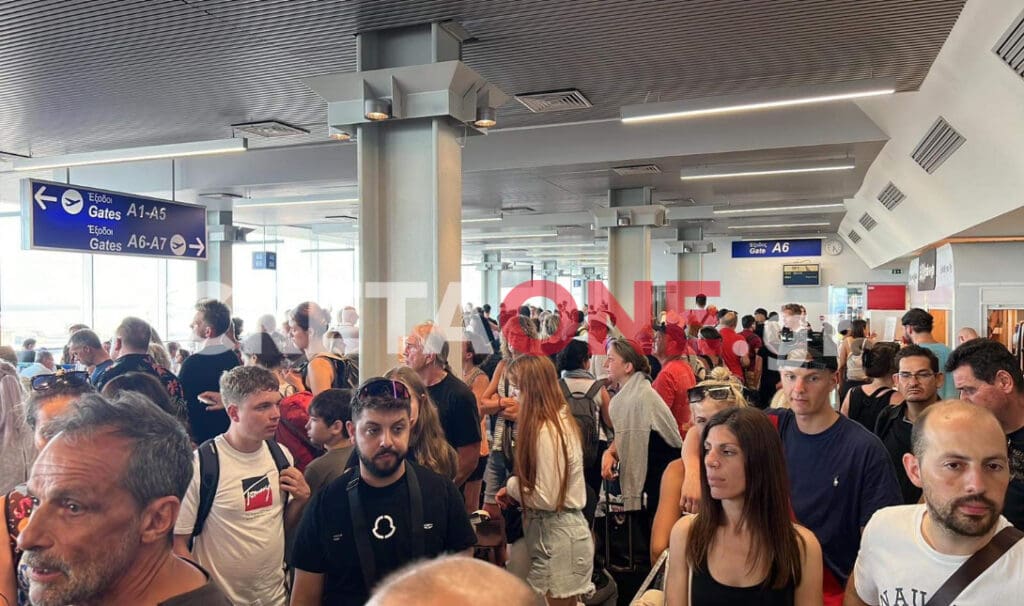 «Βουλιάζει» από κόσμο το αεροδρόμιο «Νίκος Καζαντζάκης»