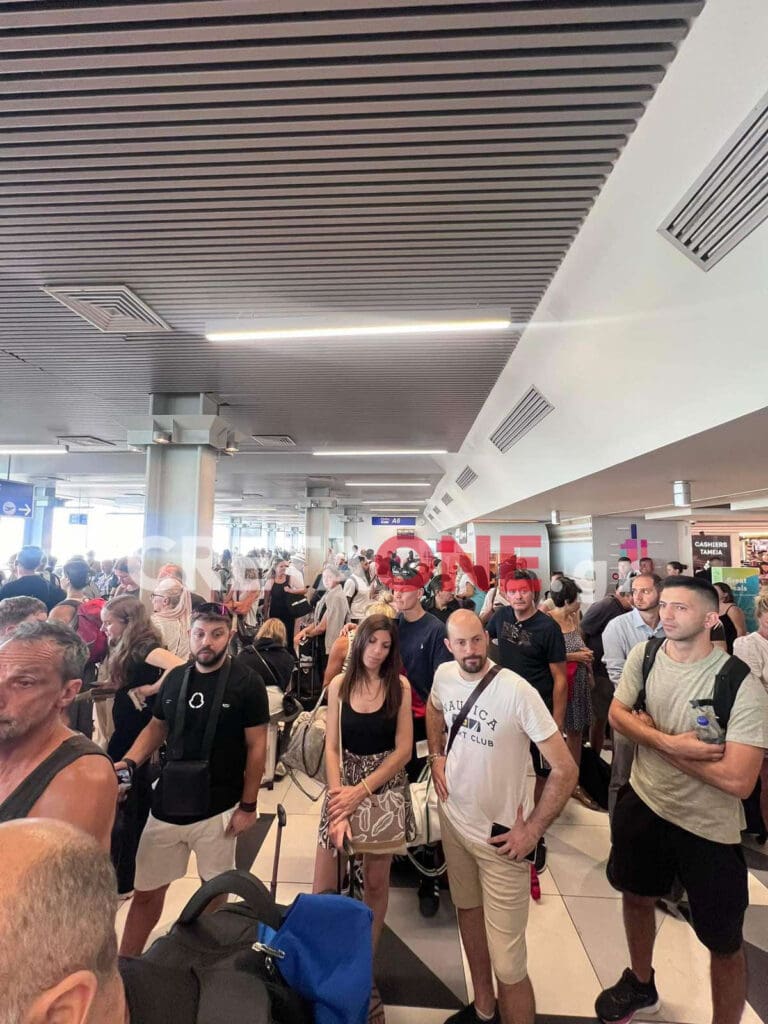 «Βουλιάζει» από κόσμο το αεροδρόμιο «Νίκος Καζαντζάκης»