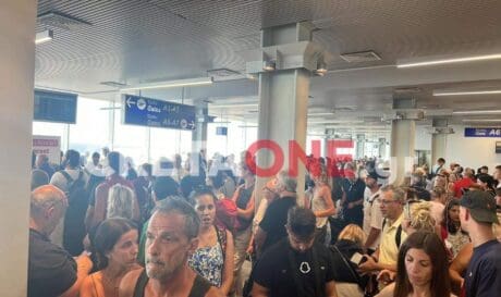 «Βουλιάζει» από κόσμο το αεροδρόμιο «Νίκος Καζαντζάκης»
