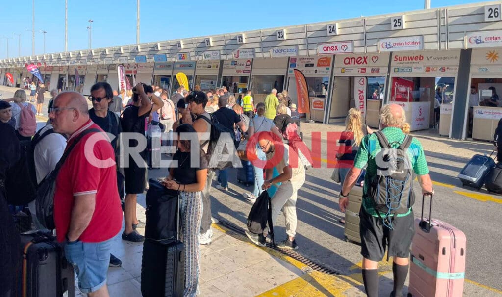 «Βουλιάζει» από κόσμο το αεροδρόμιο «Νίκος Καζαντζάκης»